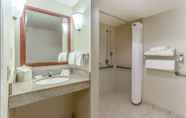 In-room Bathroom 3 Hilton Garden Inn Richmond South/Southpark