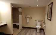 In-room Bathroom 5 Best Western Plus Durham Hotel & Conference Centre