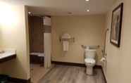 Toilet Kamar 5 Best Western Plus Durham Hotel & Conference Centre