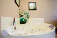 Swimming Pool GrandStay Residential Suites - Eau Claire