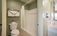 Toilet Kamar 7 Ocean Gate Inn