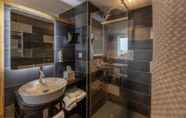 In-room Bathroom 3 Mercure Avignon Gare TGV