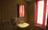 Toilet Kamar 6 Monty Small Design Hotel