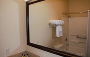 In-room Bathroom 7 Best Western Plus Strawberry Inn & Suites