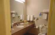 In-room Bathroom 5 Days Inn by Wyndham Fordyce