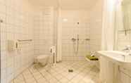 Toilet Kamar 2 Hunguest Hotel Aqua Sol