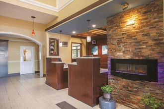 Lobi 4 La Quinta Inn & Suites by Wyndham Elizabethtown