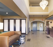 Lobi 4 La Quinta Inn & Suites by Wyndham Elizabethtown