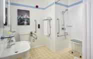 In-room Bathroom 5 Hilton Garden Inn London Heathrow Airport