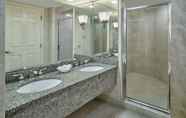 Toilet Kamar 5 Henlopen Hotel