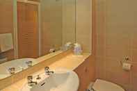 In-room Bathroom Fountain Court Apartments - Grove