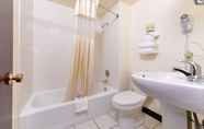 Toilet Kamar 4 Americas Best Value Inn Geneva