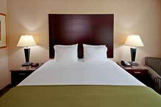 Bedroom 4 Days Hotel by Wyndham North Bergen /NYC Area