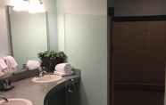 Toilet Kamar 2 Chateau Avalon Hotel & Spa