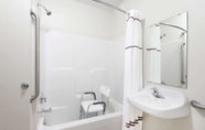 In-room Bathroom 4 Hawthorn Suites by Wyndham Akron/Seville