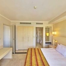 Kamar Tidur 4 Sisus Hotel