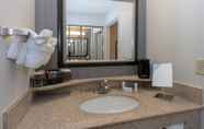 In-room Bathroom 5 Courtyard by Marriott Albany