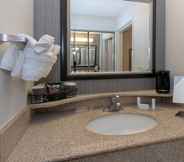 In-room Bathroom 5 Courtyard by Marriott Albany