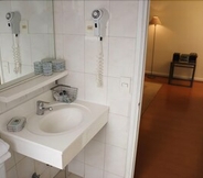 In-room Bathroom 6 Rent A Home Lyon