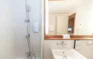 Phòng tắm bên trong 4 Hotel Campanile Biarritz