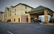 Ruang Umum 5 Quality Inn Hackettstown - Long Valley