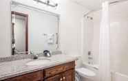 In-room Bathroom 7 Savannah House Hotel
