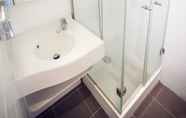 In-room Bathroom 3 Timhotel Paris Gare du Nord