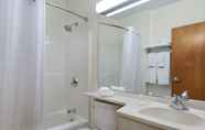 ห้องน้ำภายในห้อง 2 Microtel Inn & Suites by Wyndham Plattsburgh
