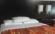 Kamar Tidur 2 Red Carpet Inn Elmwood Park