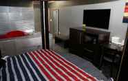 Kamar Tidur 3 Red Carpet Inn Elmwood Park