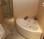 In-room Bathroom 3 Le Royal Hotels & Resorts - Hammamet