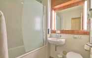 In-room Bathroom 6 Hotel Campanile Roissy-En-France