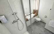 In-room Bathroom 5 Hotel Campanile Roissy-En-France
