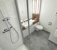Toilet Kamar 5 Hotel Campanile Roissy-En-France