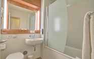 In-room Bathroom 3 Hotel Campanile Roissy-En-France