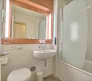 Toilet Kamar 3 Hotel Campanile Roissy-En-France