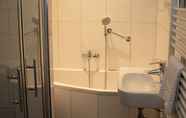 Toilet Kamar 2 Hotel 2000