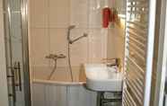 Toilet Kamar 5 Hotel 2000