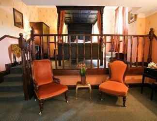 Lobi 2 Crown and Cushion Hotel