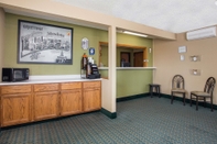 Lobby Super 8 by Wyndham Mendota