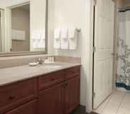 In-room Bathroom 4 Residence Inn by Marriott Des Moines West