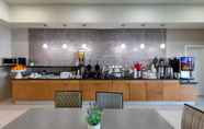 Restoran 4 La Quinta Inn & Suites by Wyndham Laredo Airport