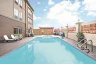 Kolam Renang La Quinta Inn & Suites by Wyndham Laredo Airport