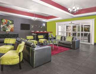 Lobi 2 La Quinta Inn & Suites by Wyndham Laredo Airport