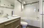 Phòng tắm bên trong 2 Hotel Kyriad Avignon - Palais des Papes
