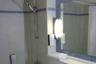 Toilet Kamar Premiere Classe Coventry