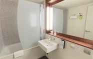 In-room Bathroom 7 Campanile Dijon St Apollinaire