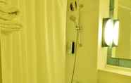 Phòng tắm bên trong 5 Hotel Campanile Nimes Centre - Mas Carbonnel