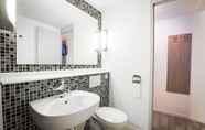 In-room Bathroom 6 Hotel RBX - Roubaix Centre