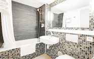 In-room Bathroom 5 Hotel RBX - Roubaix Centre